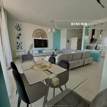 Villa Villa, Coast, Palasë